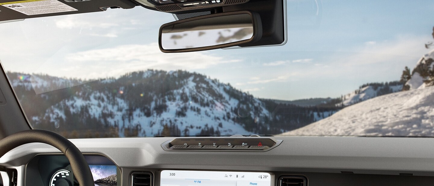 Primer plano de los interruptores Off-Road Hero disponibles en el interior de una Ford Bronco® 2023