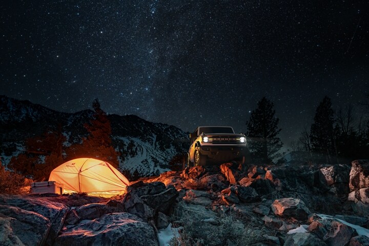 Una Ford Bronco® Big Bend® 2023 de dos puertas en Oxford White estacionada en un campamento de noche