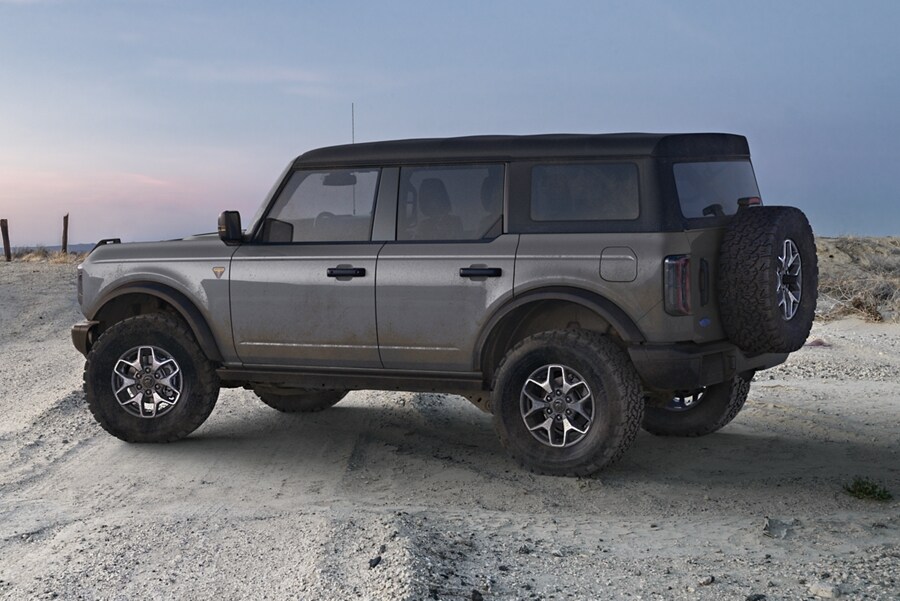 Una Ford Bronco® Badlands® 2023 de cuatro puertas estacionada en una duna del desierto