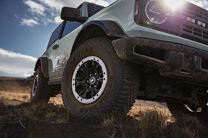 Una Ford Bronco® Black Diamond® 2023 de dos puertas con defensa delantera modular para trabajo pesado disponible