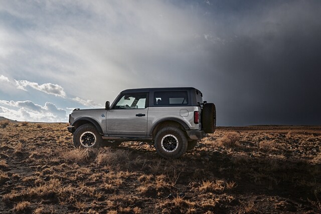 Una Ford Bronco® Black Diamond® 2023 de dos puertas en Iconic Silver estacionada en la naturaleza