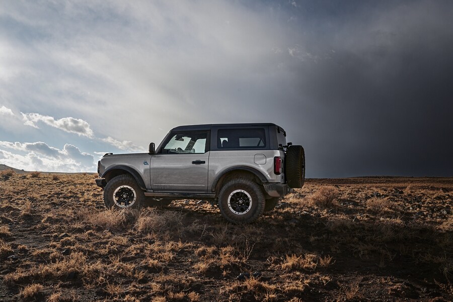 Una Ford Bronco® Black Diamond® 2023 de dos puertas en Iconic Silver estacionada en la naturaleza