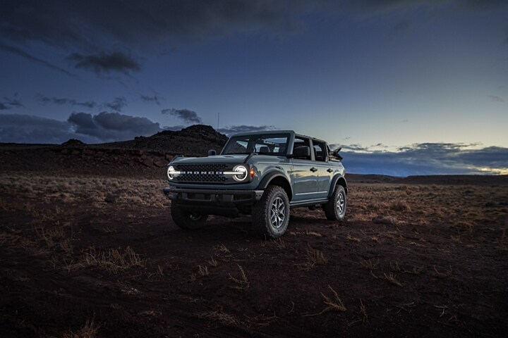 Una Ford Bronco® Badlands® 2023 en Azure Gray estacionada en el desierto al atardecer