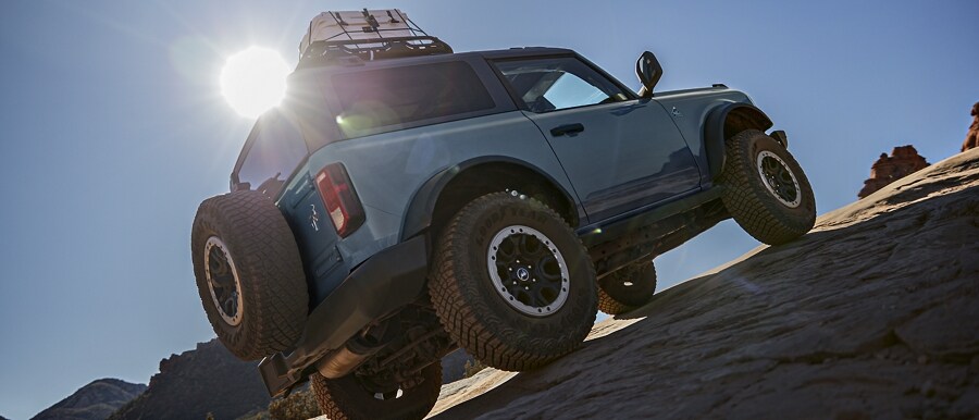 Una Ford Bronco® Black Diamond® 2023 de dos puertas en Azure Gray subiendo una pendiente pronunciada