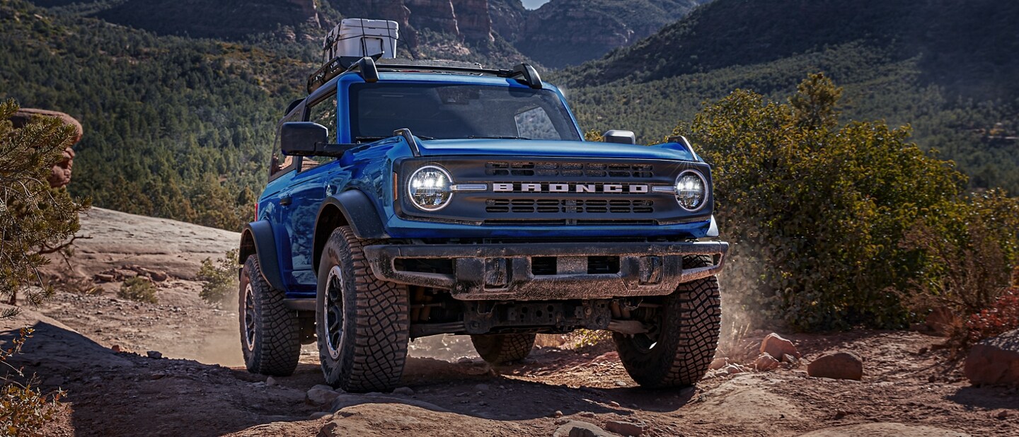 Una Ford Bronco® Black Diamond® 2023 de dos puertas en Velocity Blue andando por un sendero