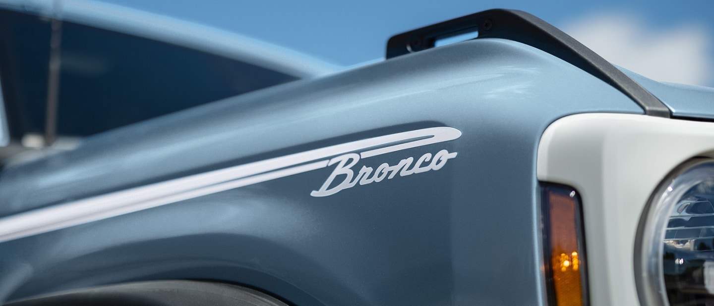 Primer plano del guardabarros de una Bronco® Heritage en Azure Gray