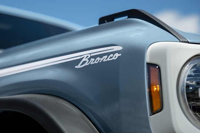 Primer plano del guardabarros de una Bronco® Heritage en Azure Gray