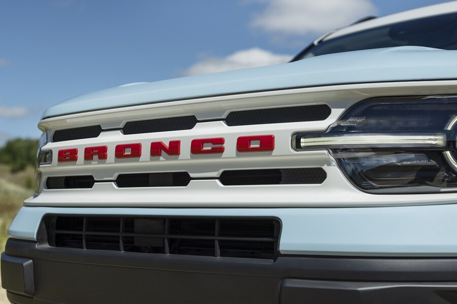 The Oxford White grille of the 2023 Ford Bronco® Sport Heritage Edition