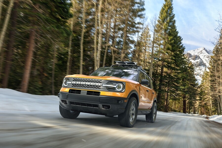 Una Ford Bronco® Sport 2023 andando por un camino arbolado