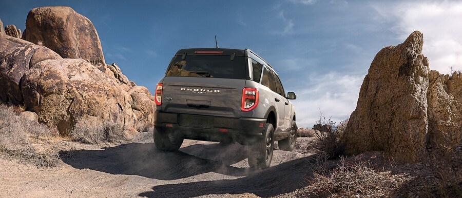 Una SUV Ford Bronco® Sport 2023 circulando por un camino de tierra