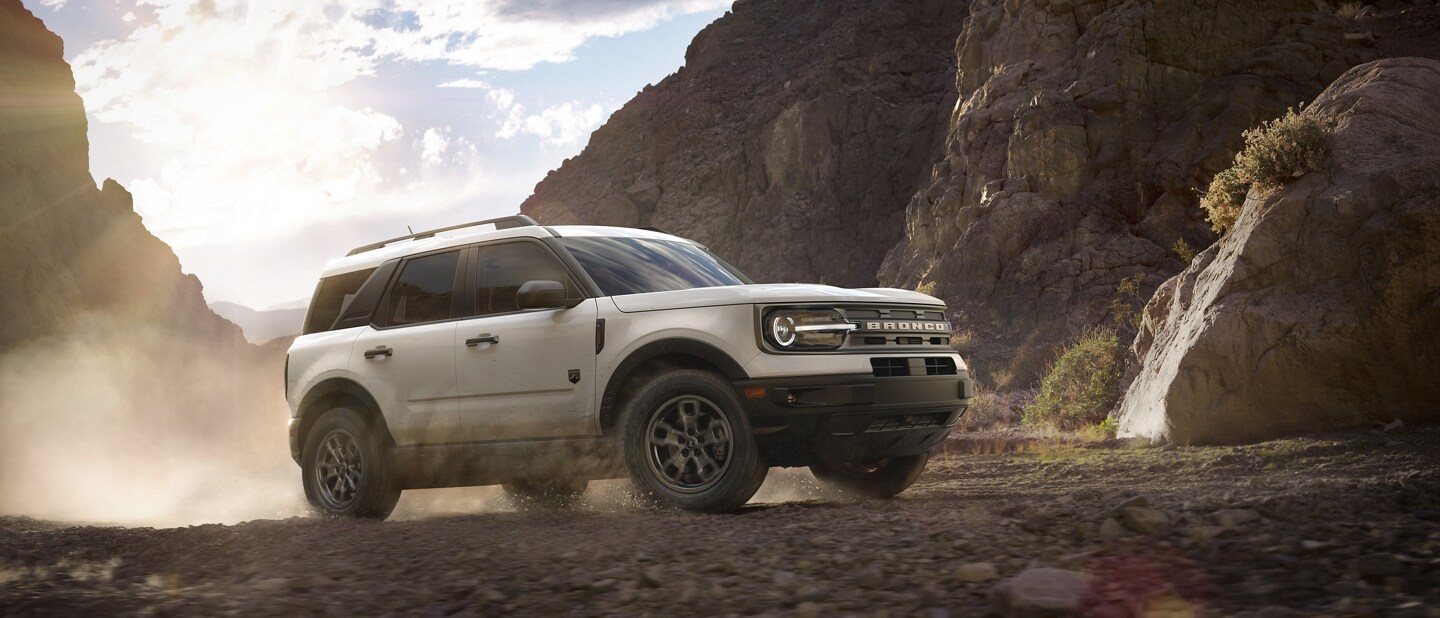 Una SUV Ford Bronco® Sport 2023 andando por la tierra