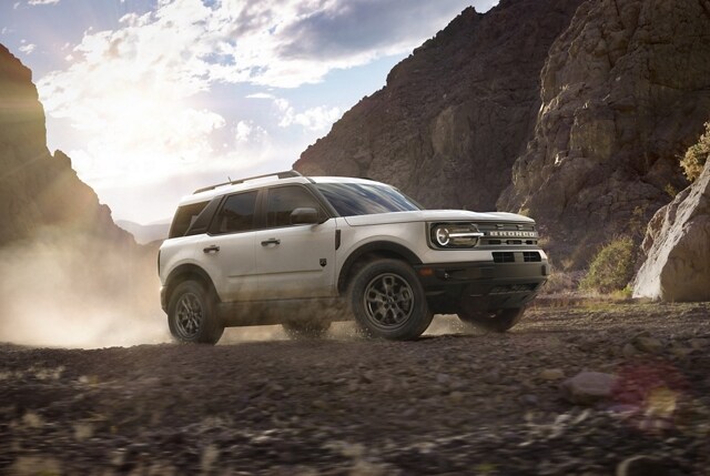 Una SUV Ford Bronco® Sport 2023 andando por la tierra