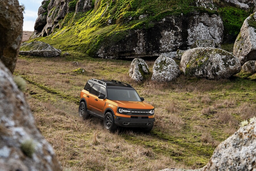 Una SUV Ford Bronco® Sport 2023 circulando por una zona rocosa