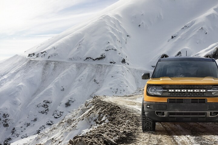 Una SUV Ford Bronco® Sport 2023 estacionada en un camino nevado