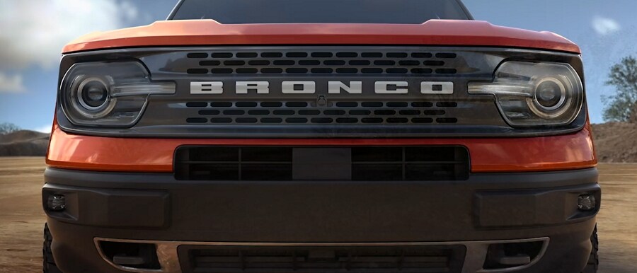 Imagen de la parte delantera del modelo Ford Bronco® Sport 2023 con la cámara delantera en la parrilla