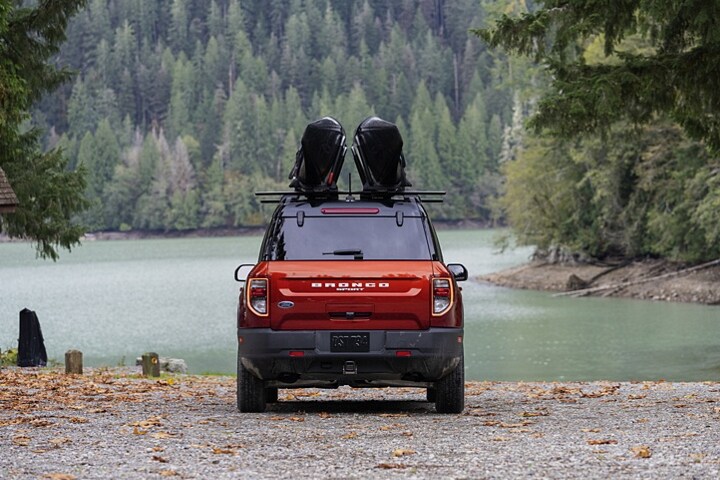 Una SUV Ford Bronco® Sport 2023 estacionada frente a un lago