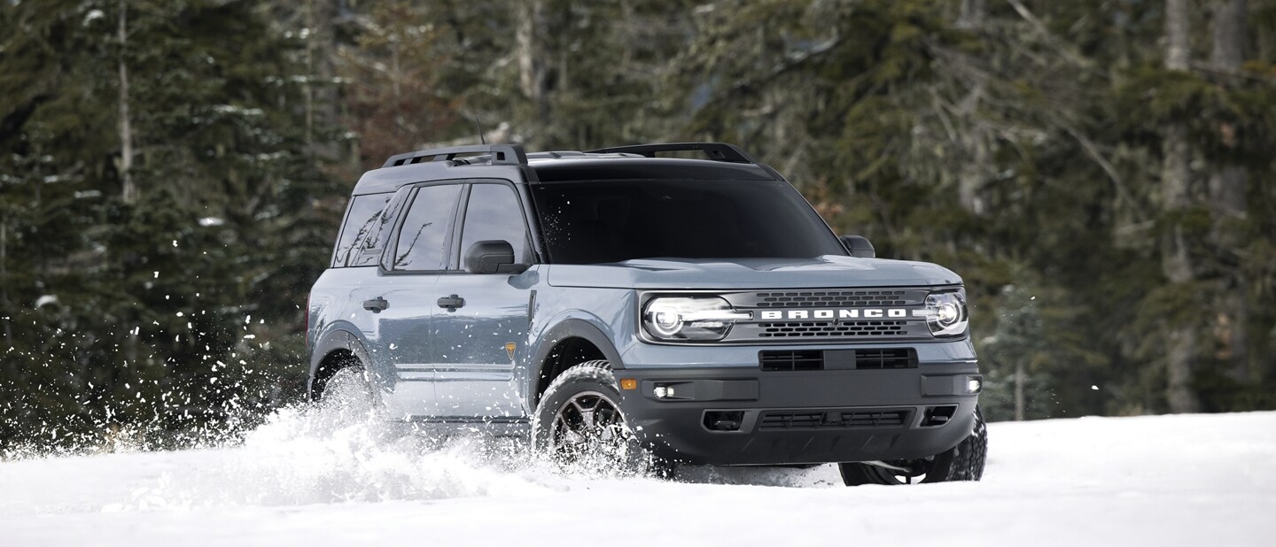 Una Ford Bronco® Sport 2023 andando por la nieve