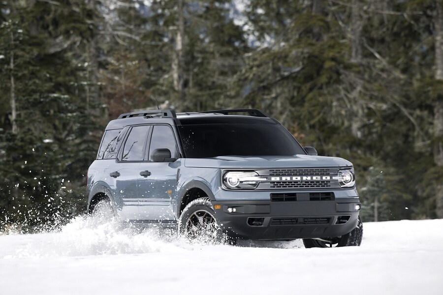 Una Ford Bronco® Sport 2023 andando por la nieve