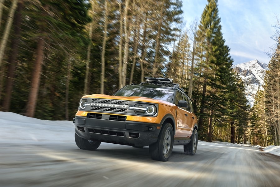 SUV Ford Bronco® Sport 2023 andando en un entorno nevado