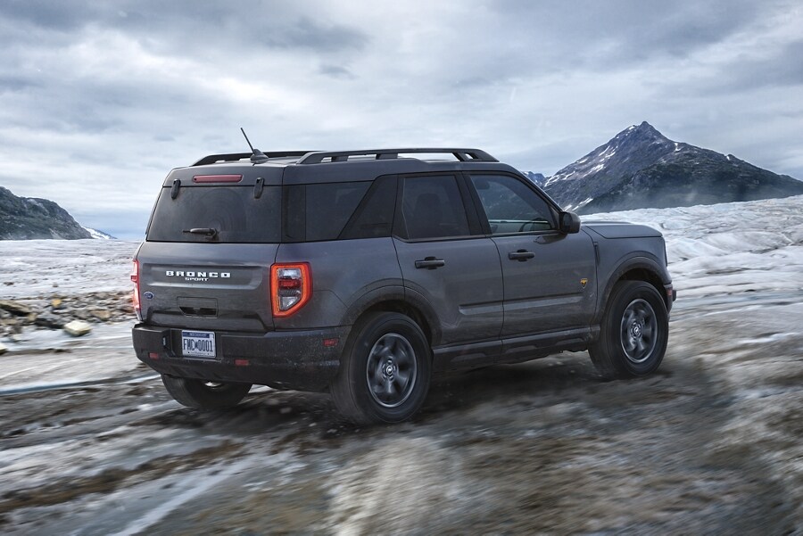El modelo Ford Bronco® Sport 2023 circulando por el agua