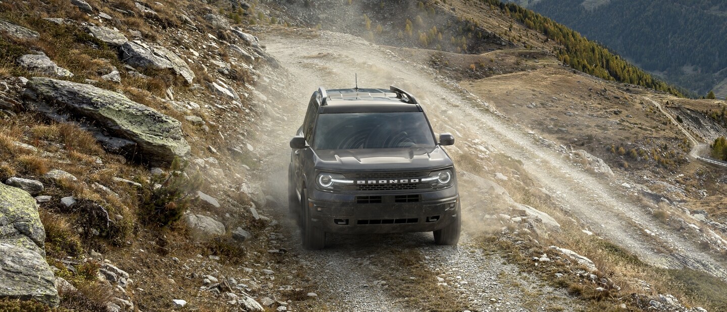 Una SUV Ford Bronco® Sport 2023 circulando por una colina de tierra