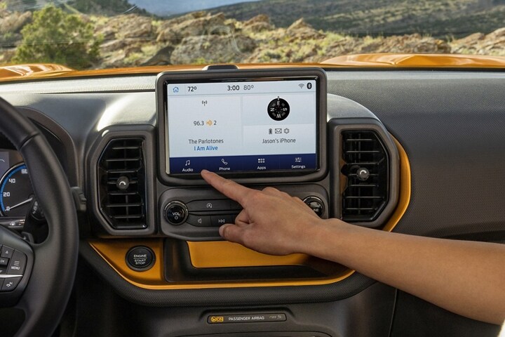 Dos personas usando la pantalla táctil de ocho pulgadas de una SUV Ford Bronco® Sport 2023