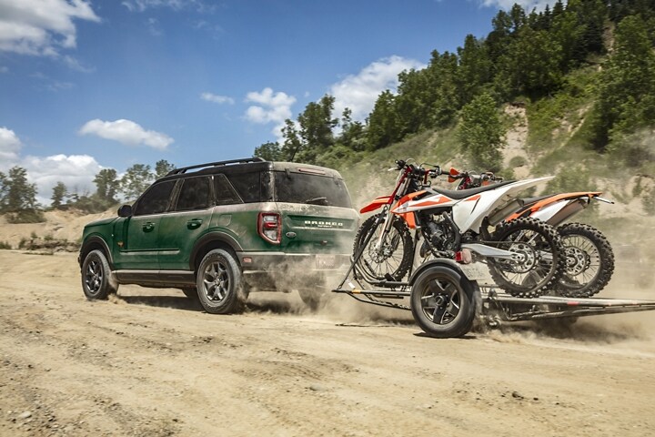Una SUV Ford Bronco® Sport 2023 remolcando dos motos de cross todo terreno