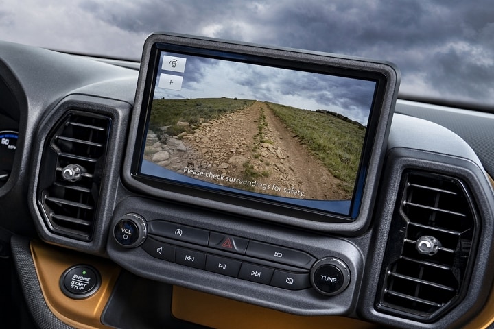 Se observa una SUV Ford Bronco® Sport 2023 a través del lente de una cámara