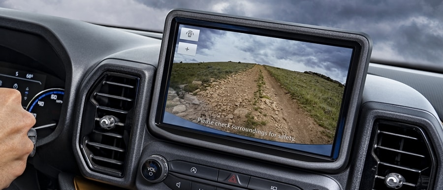 Primer plano del interior de una SUV Ford Bronco® Sport 2023 con pantalla interior que muestra el camino