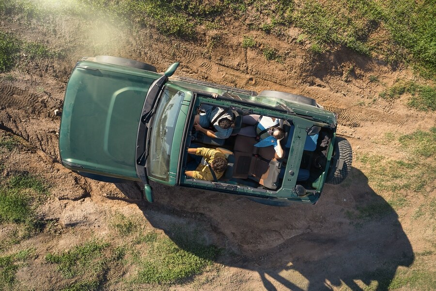 Una Ford Bronco® Sport 2023 andando por un camino