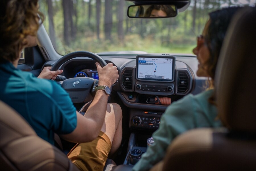 Una Ford Bronco® Sport 2023 con un hombre y una mujer sentados en su interior