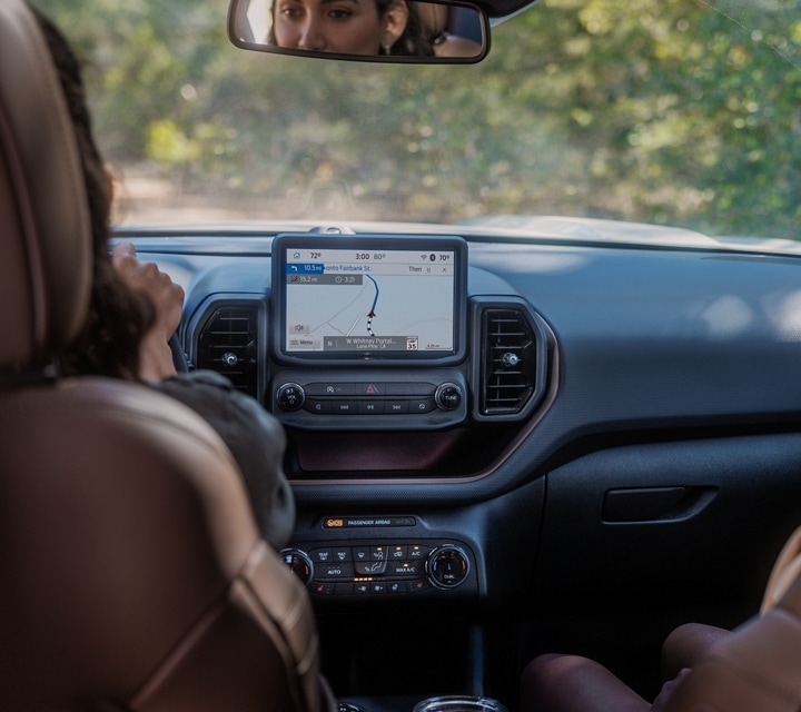 Personas dentro de una Ford Bronco® Sport 2023 con la pantalla central mostrando un mapa