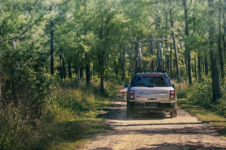 Una Ford Bronco® Sport 2023 andando por un camino de tierra