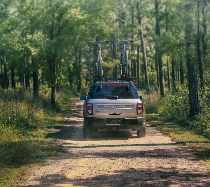 Una Ford Bronco® Sport 2023 andando por un camino de tierra