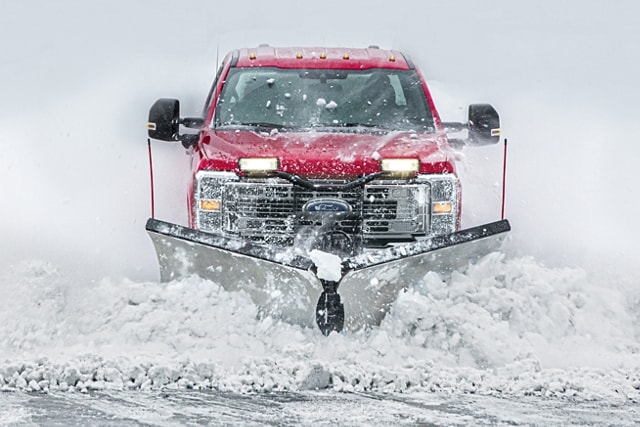 Ford Super Duty® Chassis Cab 2023 quitando la nieve de una carretera nevada
