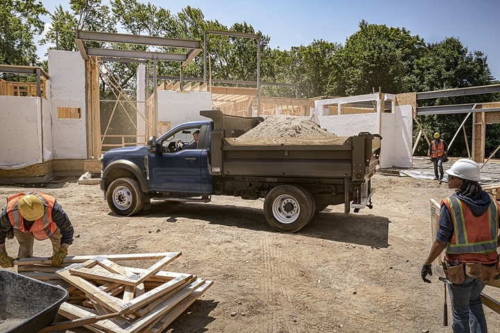 Ford Super Duty® Chassis Cab F-600 2023 con mejoras llena de tierra en un sitio de construcción