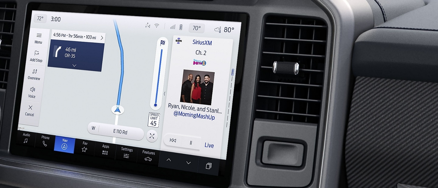 Interior de la Ford Super Duty® Chassis Cab 2023 con SYNC® 4 en la pantalla central.