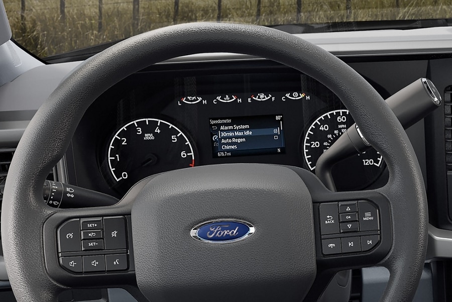 El panel de instrumentos de una Ford Super Duty® Chassis Cab 2023 mostrando el motor inactivo