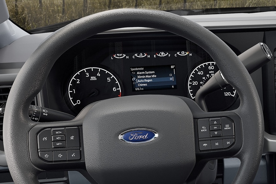 Se muestra el panel de instrumentos con aplicación de regeneración automática de la Ford Super Duty® Chassis Cab 2023