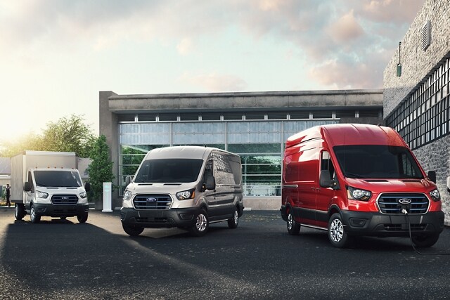 Tres vehículos Ford E-Transit™ 2023 estacionados en un edificio industrial