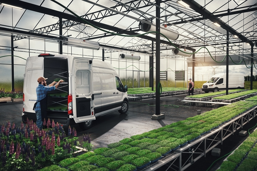 Van Ford E-Transit™ 2023 estacionada en un invernadero