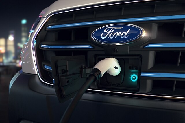 Primer plano de un cable de carga enchufado a una Ford E-Transit™ 2023