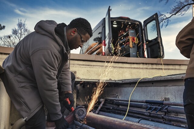 Un hombre operando una sierra eléctrica