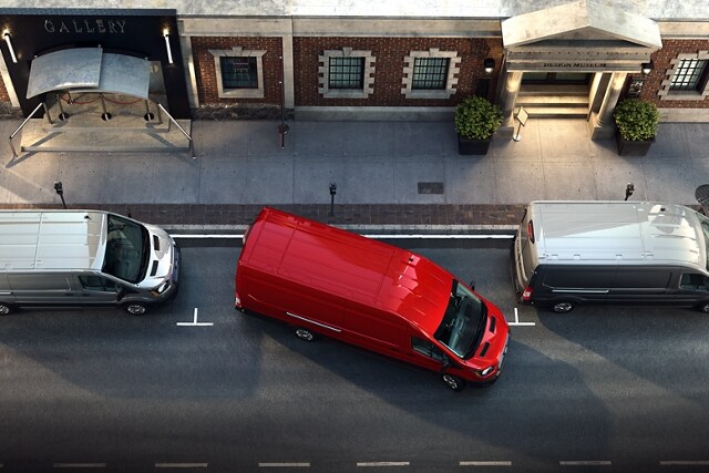 Una van Ford E-Transit™ 2023 estacionando en paralelo en la calle de una ciudad