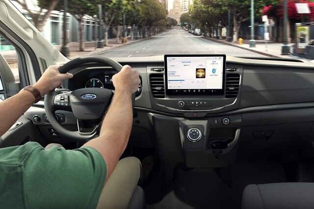 Primer plano de una persona sentada detrás de una rueda de la Ford E-Transit™ 2023