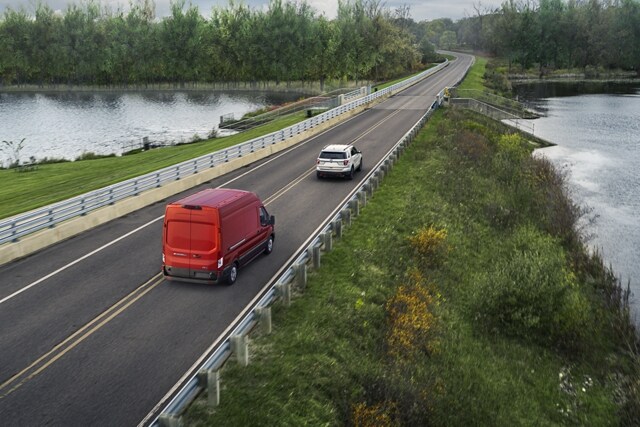 Van Ford E-Transit™ 2023 andando por la carretera