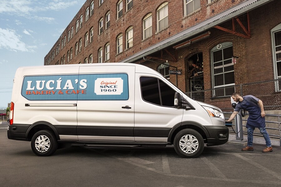 Ford E-Transit™ 2023 estacionada en frente de una empresa