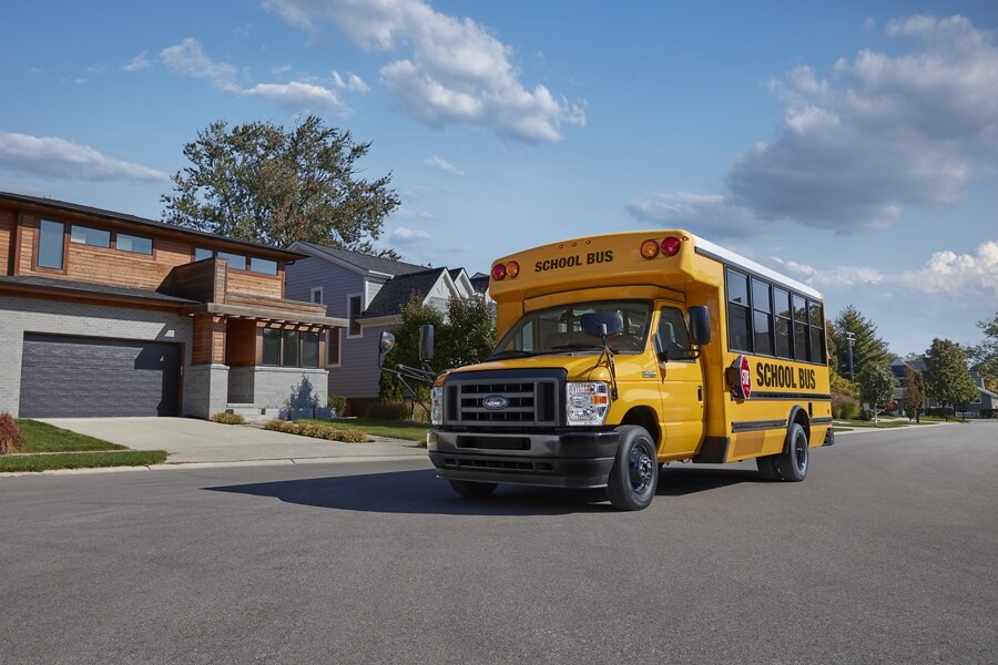 Ford E-Series Cutaway 2023 con carrocería de autobús escolar