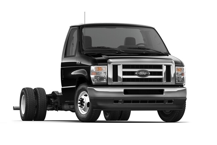 Ford E-Series Cutaway 2024 con rueda trasera doble
