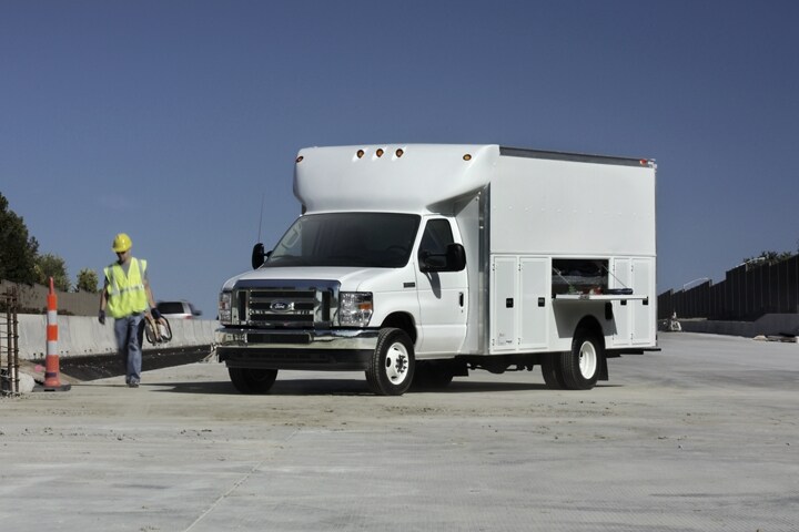 Una persona que se aleja a pie de una Ford E-Series Cutaway 2024 con ruedas traseras dobles con mejora de carrocería para contratistas